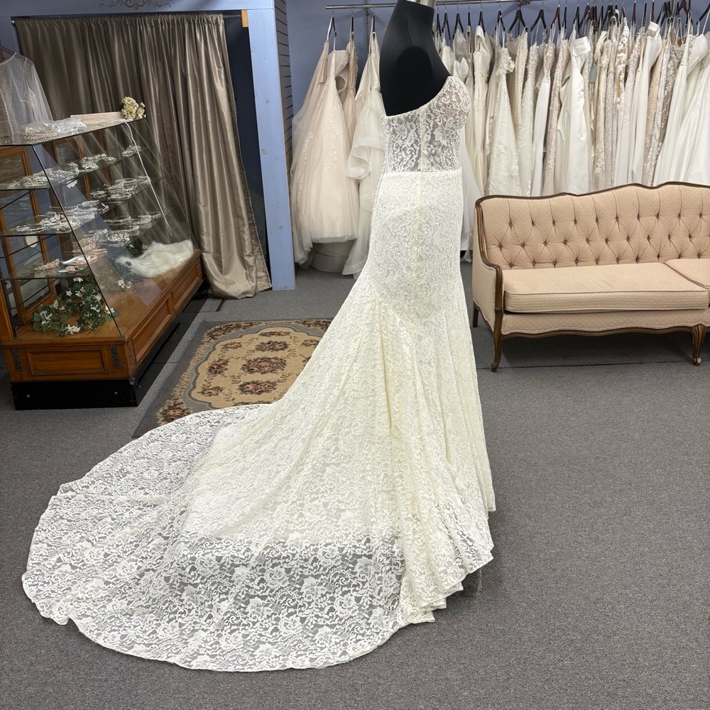 Allure Wedding Dress– Style R3704 - Picture 4 of 9